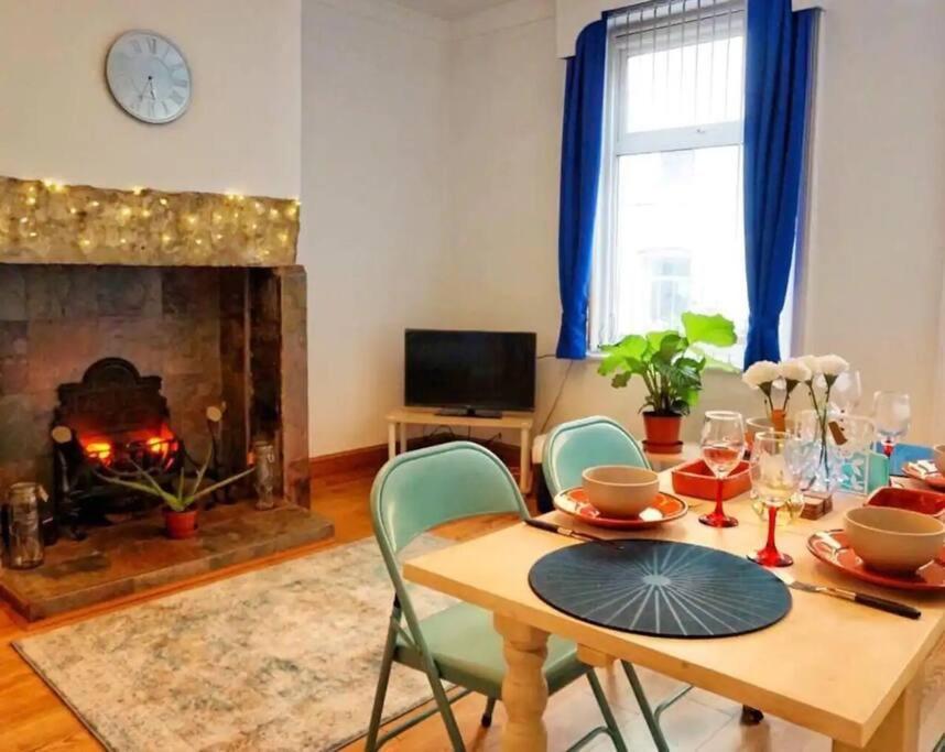 2 Bedroom Victorian Canal Side Terrace House. Hebden Bridge Exterior foto